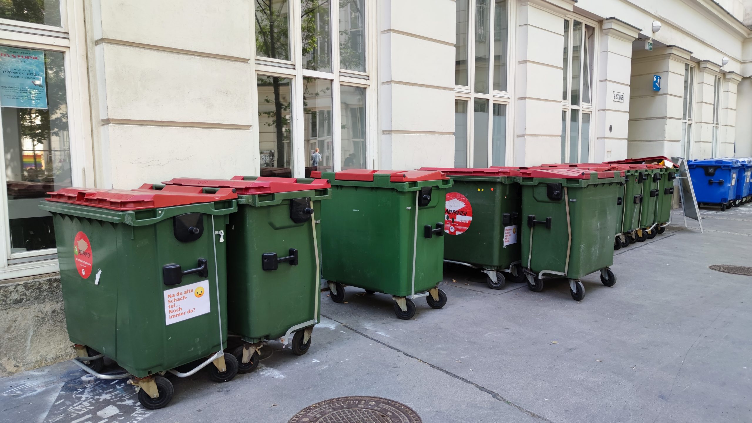 Sind die Müllcontainer noch immer vor dem Lernraum? Are the dumpsters still in front of the study room?